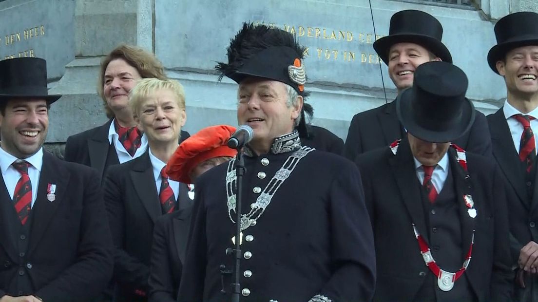 Leidse burgemeester Henri Lenferink tijdens de koraalzang