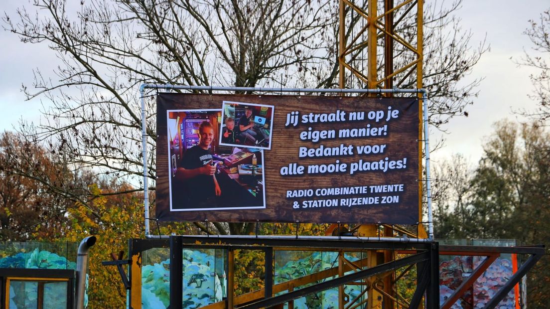 Op diverse plekken langs de erehaag veel foto's van Remco, vanaf zijn geboorte tot vlak voor het fatale ongeluk.