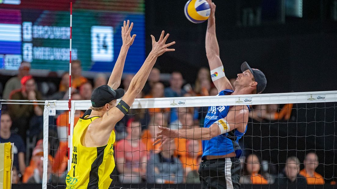 Robert Meeuwsen (r) verliest samen met Alexander Brouwer in de halve finale van DELA Beach Open.