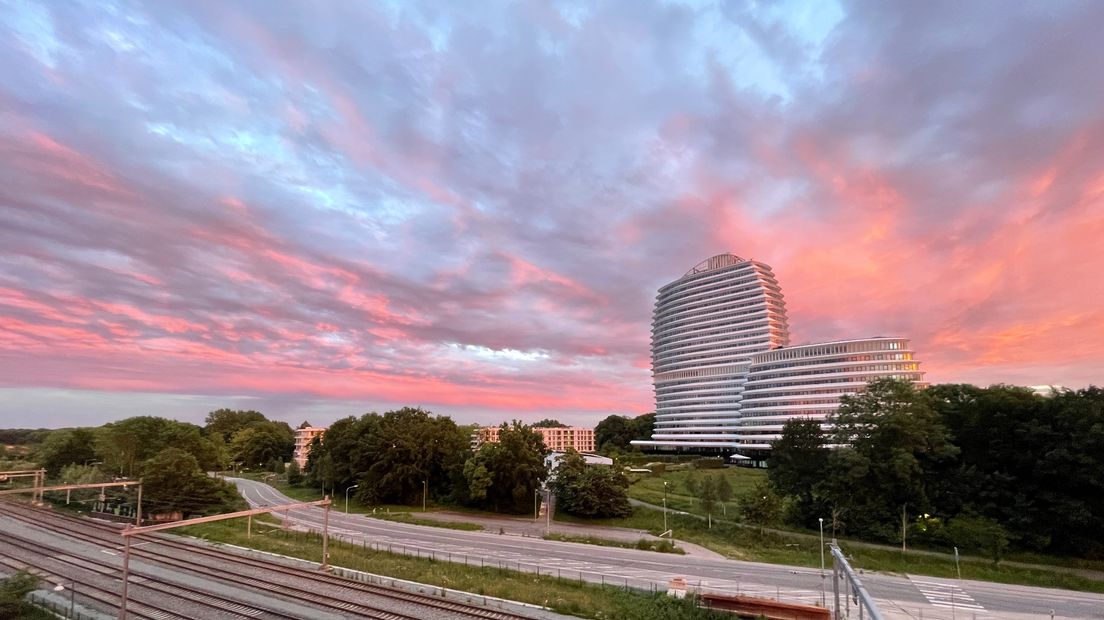 De avondlucht boven het Duo-gebouw in Stad