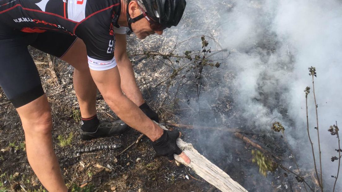 Mountainbiker voorkomt erger bij beginnende bosbrand