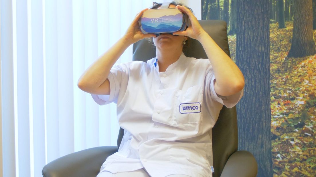 Een verpleegkundige met de virtualrealitybril