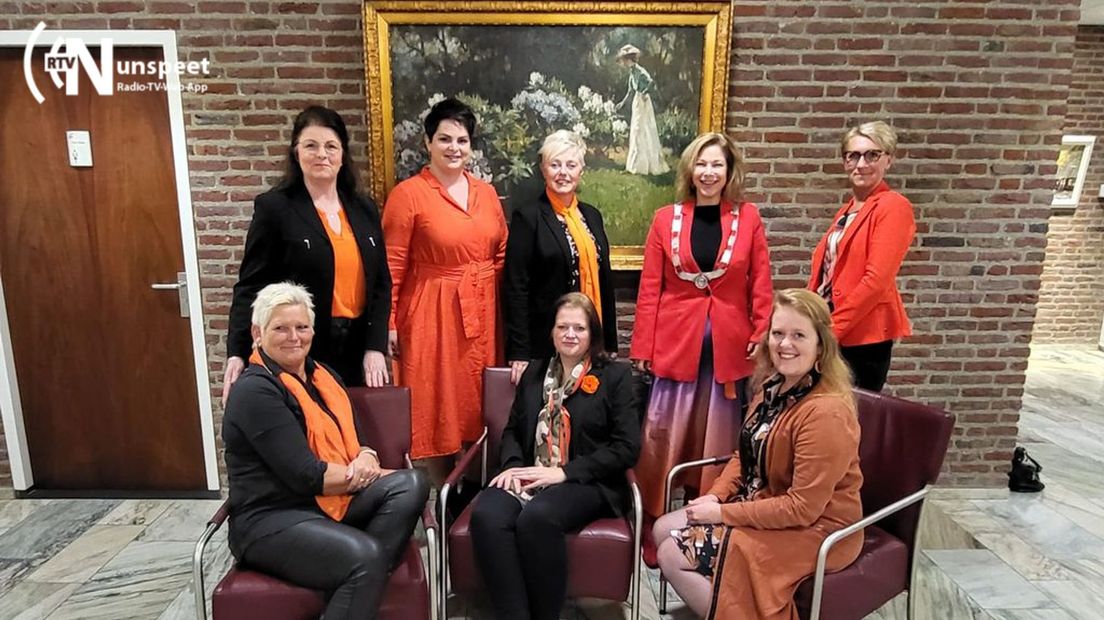 Wethouder, de burgemeester en steunfractieleden waren tijdens de raadsvergadering gekleed in oranje of droegen een oranje accessoire.