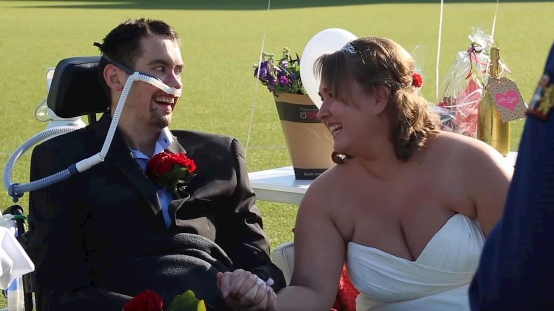 Wendy en Paul tijdens hun trouwerij