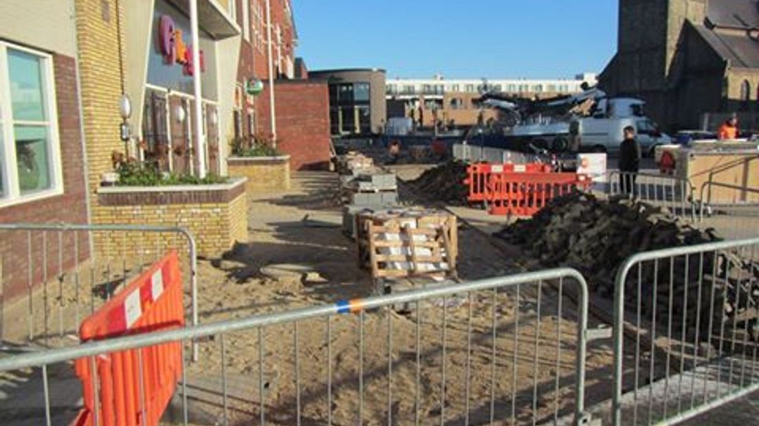 In het centrum van Duiven wordt volop gewerkt aan de inrichting van de openbare ruimte. Ook de ijskoude vorst houdt de harde werkers van Dusseldorp Infra, Sloop en Milieutechniek niet tegen.