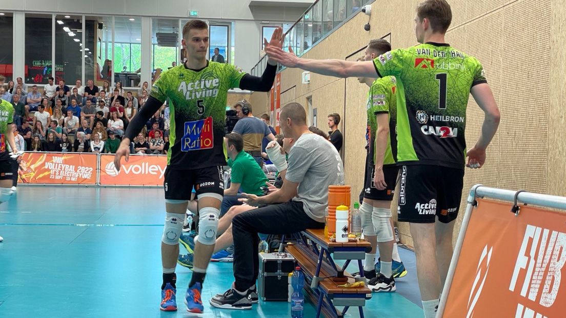 Adam White zit geblesseerd op de bank bij Orion