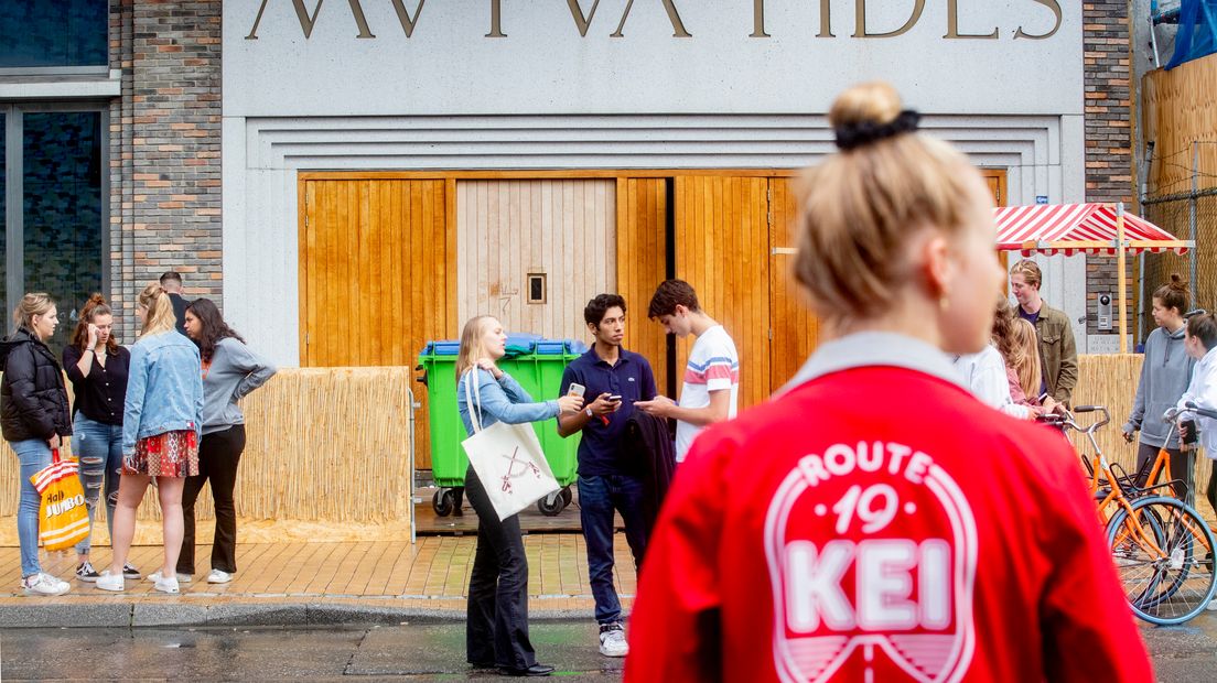 Een nieuwe lichting studenten neemt een kijkje bij studentenvereniging Vindicat
