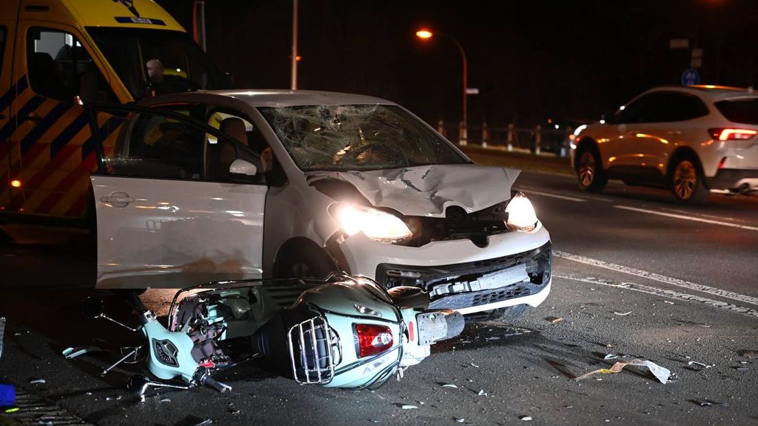Twee zwaargewonden bij aanrijding tussen auto en scooter in Almelo - RTV  Oost