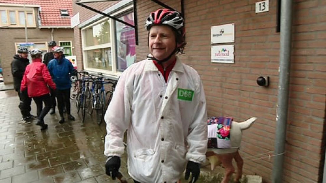 Diverse Gelderse Statenleden en gedeputeerde Annemieke Traag fietsten zaterdag door de provincie.