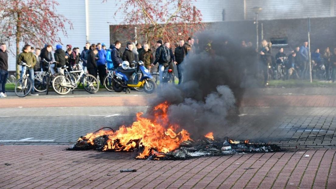 Afgebrande autobanden in Arnemuiden trekken veel bekijks