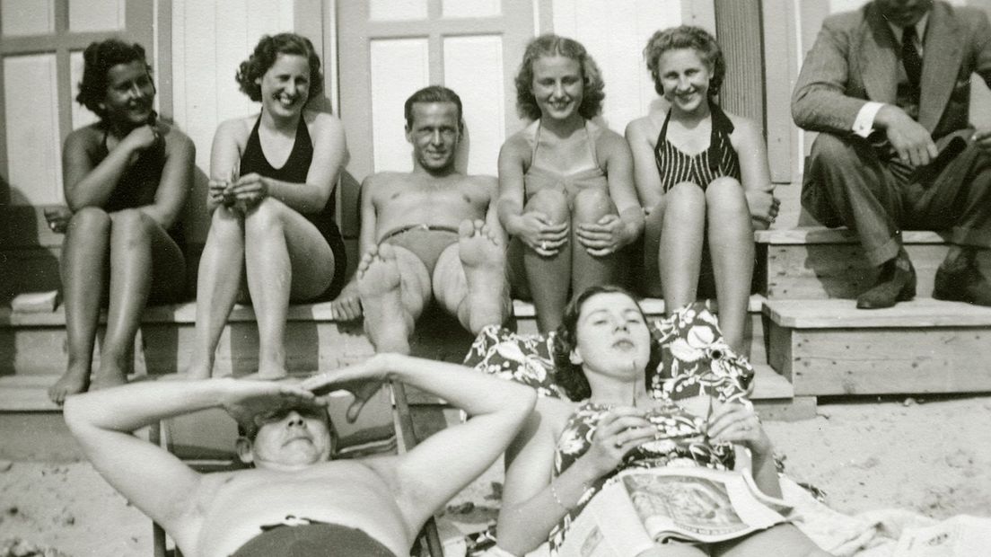 1939, Sabine op het Scheveningse strand, middenachter Erik Hazelhoff Roelfzema | Privéfoto
