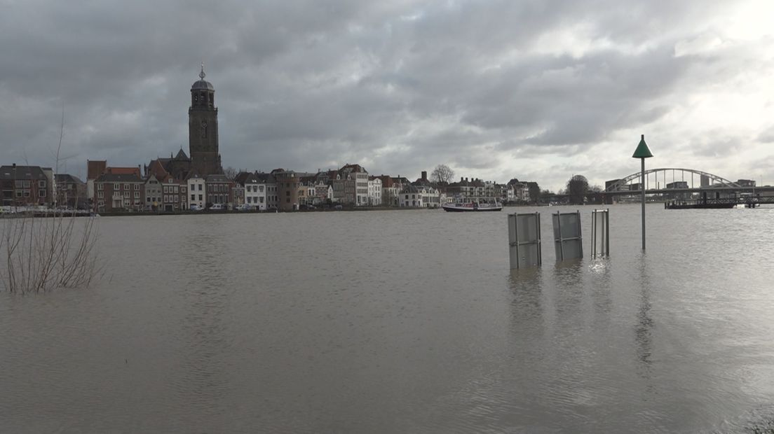 Stadsfront bij Deventer bij hoogste waterpeil maandagochtend