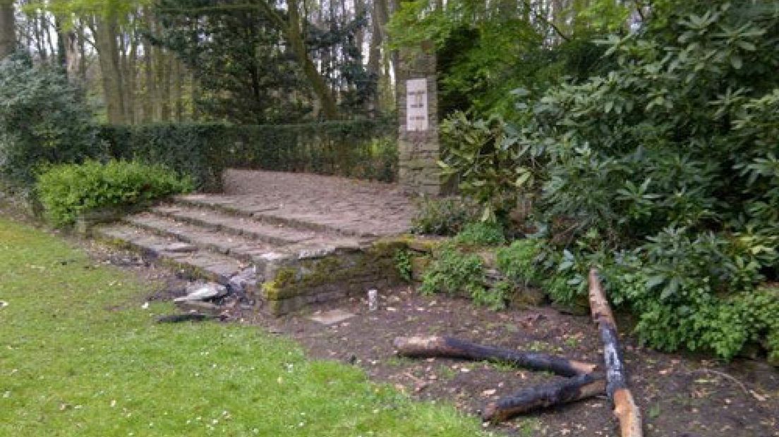 Het oorlogsmonument aan de Burgemeester van der Feltzweg in Twello is beklad en er zijn vernielingen aangericht.