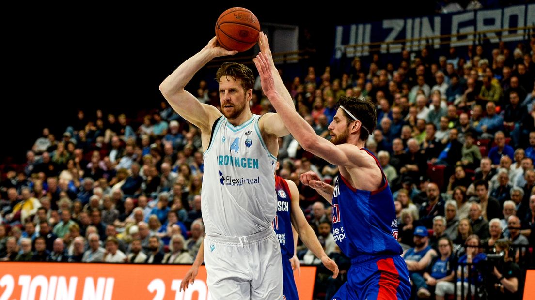 Donar-speler Thomas Koenis met Heroes-speler Thomas van der Mars