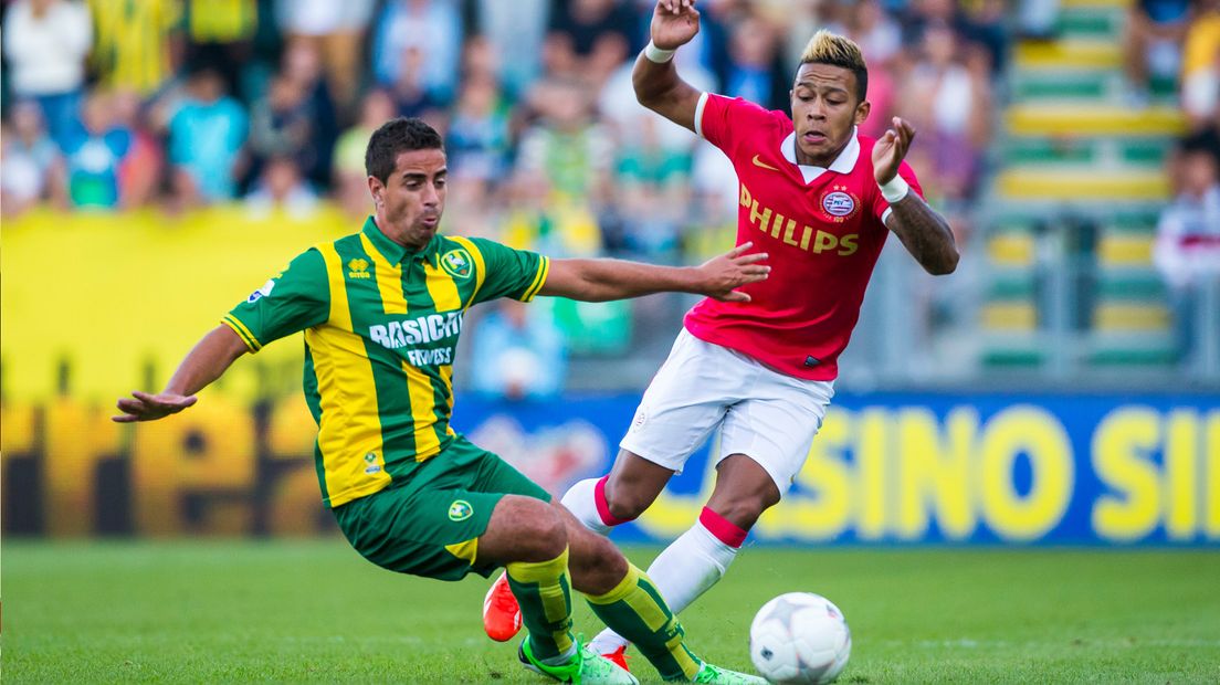 Supusepa namens ADO Den Haag in duel met PSV'er Memphis Depay.