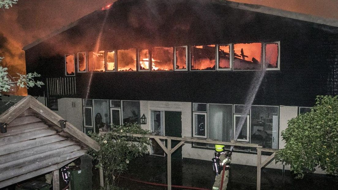 In een manege in Doorwerth heeft in de nacht van zondag op maandag een grote brand gewoed. Volgens de brandweer zijn alle paarden gered.