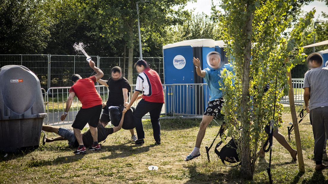 Vechtpartij voor de poort van het aanmeldcentrum