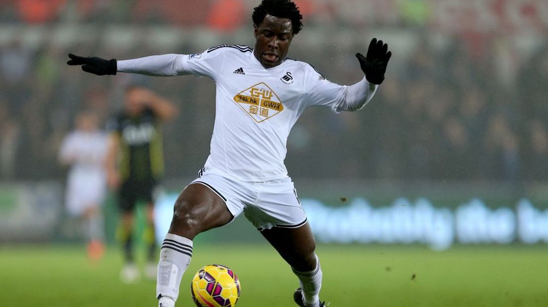 Bony controleert de bal in het shirt van Swansea City