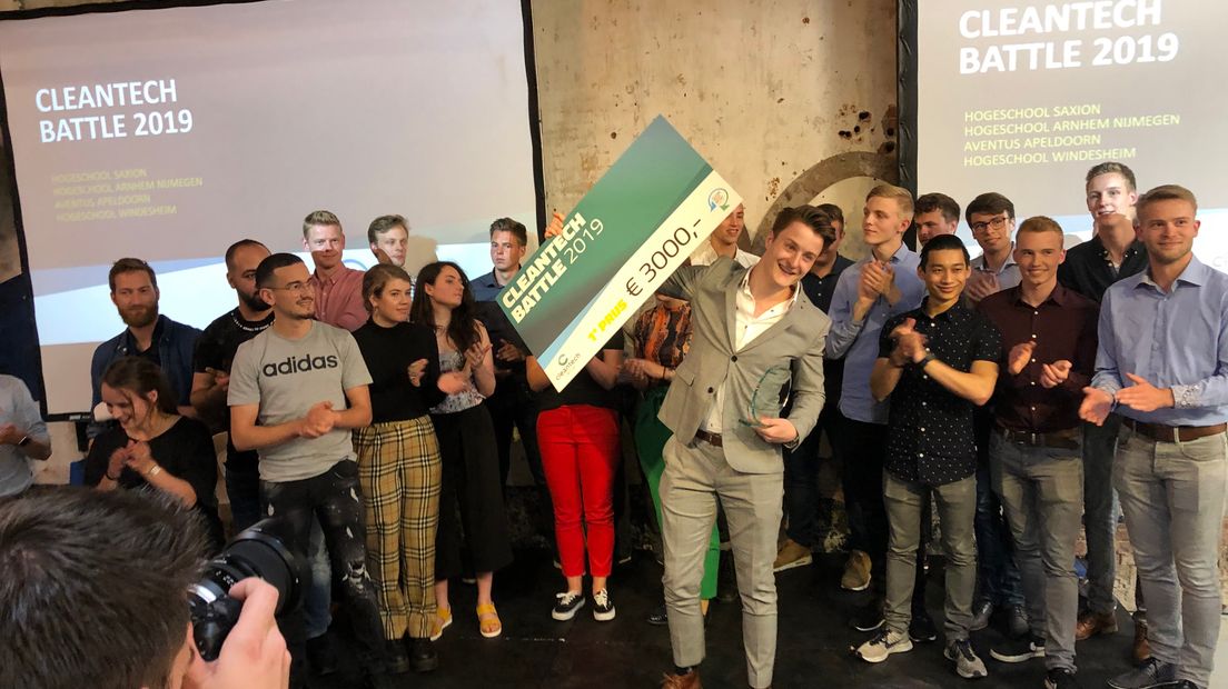 Met zijn zelf ontwikkelde zonneconcentrator voor de glastuinbouw heeft Lucas de Groot de Cleantech Battle 2019 gewonnen. De Apeldoorner werd met zijn innovatieve idee op het gebied van schone energie bekroond met de hoofdprijs: een cheque van 3000 euro.
