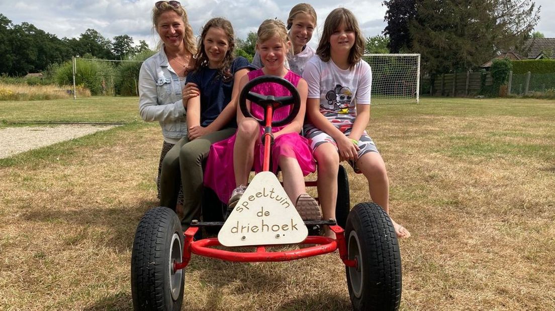 De familie Borger met vakantiekindje Mia op rechts.