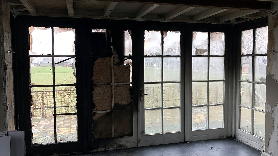 De woning aan de Hollendewagenweg raakte zwaar beschadigd tijdens de laatste brand.