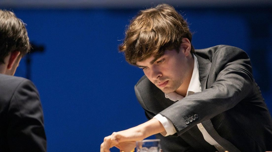 Jorden van Foreest doet een zet in zijn laatste ronde-partij tegen Nils Grandelius
