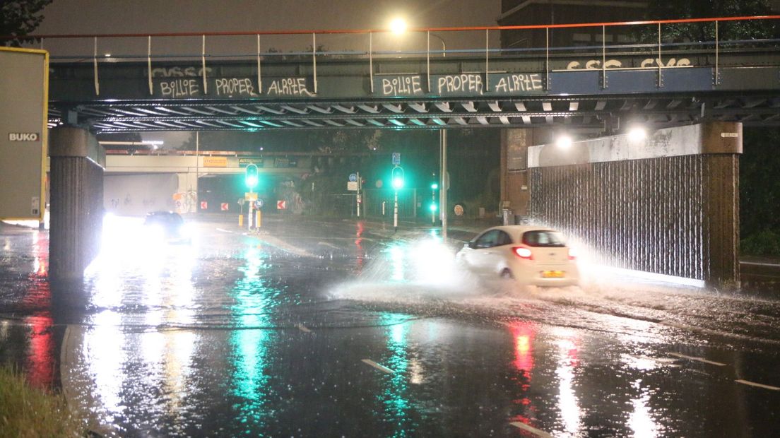 Wateroverlast op de Binckhorstlaan in Den Haag