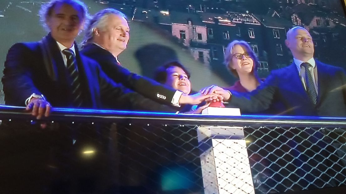 In 2010 leverde het al een Nobelprijs op: een magnetenlab in Nijmegen. Maar het kan allemaal nog veel geavanceerder, vinden ze in Nijmegen. En dus is het magnetenlab verbonden aan het naastgelegen laserlab met een buis. Het heeft wel iets weg van het grote voorbeeld uit Zwitserland, het CERN. Minister Ingrid van Engelshoven opende het geheel maandag.