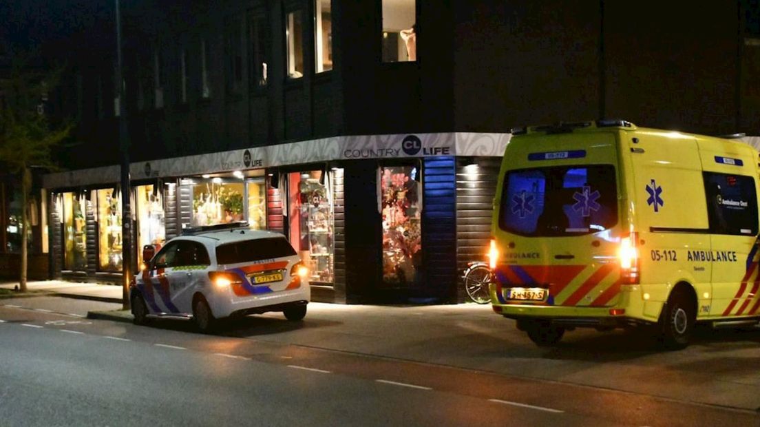 Fietser botst op auto en gaat ermee vandoor