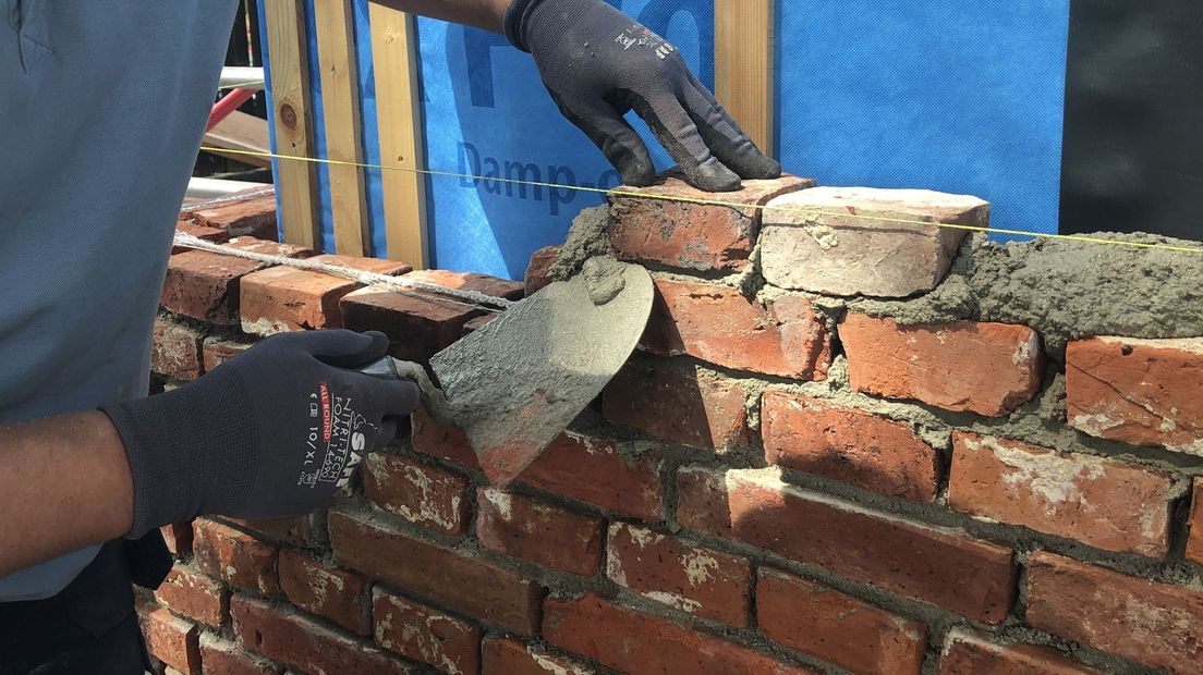 Oude bakstenen krijgen een nieuw leven in het aardbevingsbestendige huis van Zwarberg.