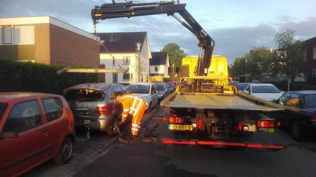 'Brand, brand!' Ellen uit Ede wordt in de nacht van zondag op maandag wakker van geschreeuw op straat. De auto van haar overbuurman blijkt in lichterlaaie te staan. Het is de zoveelste in de wijk Veldhuizen.