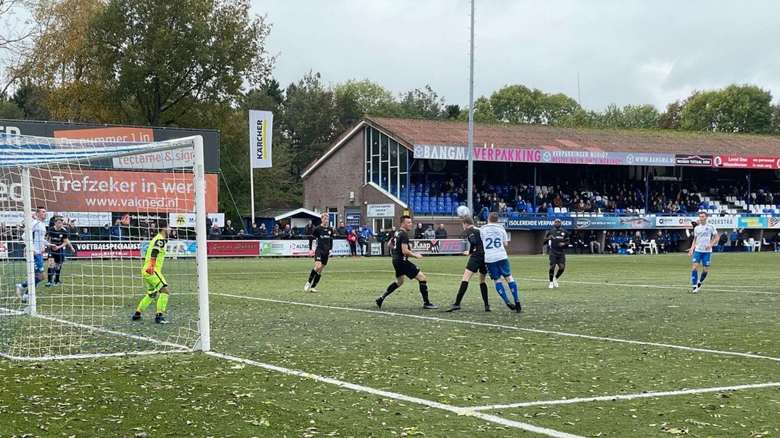 HZVV staat onder druk tegen Urk. De formatie uit Hoogeveen hield lang stand, maar verloor door twee late treffers