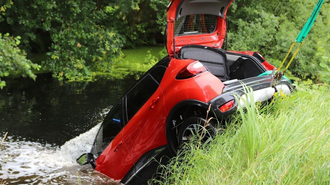 Een berger takelde de auto weer op het droge