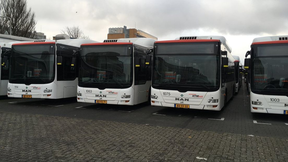 Bussen van de HTM bij de Telexstraat in Den Haag.