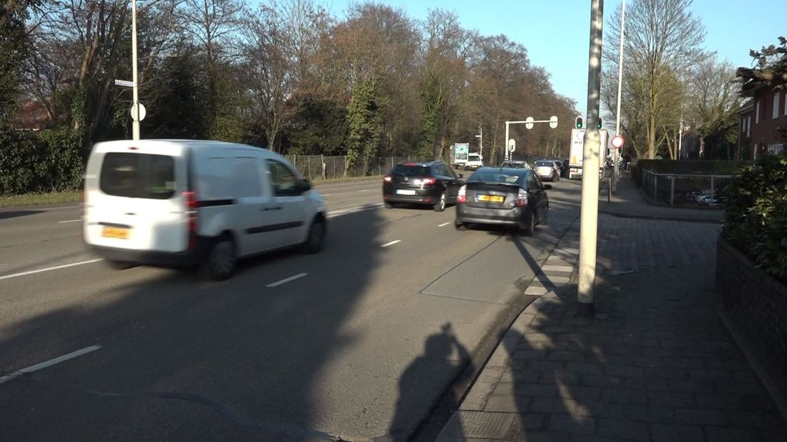 De oversteekplaats op de Graafseweg in Nijmegen ter hoogte van de Verbindingsweg is levensgevaarlijk en moet aangepakt worden. Dat vinden buurtbewoners. Woensdagavond bieden ze ruim 450 handtekeningen aan bij de gemeente.