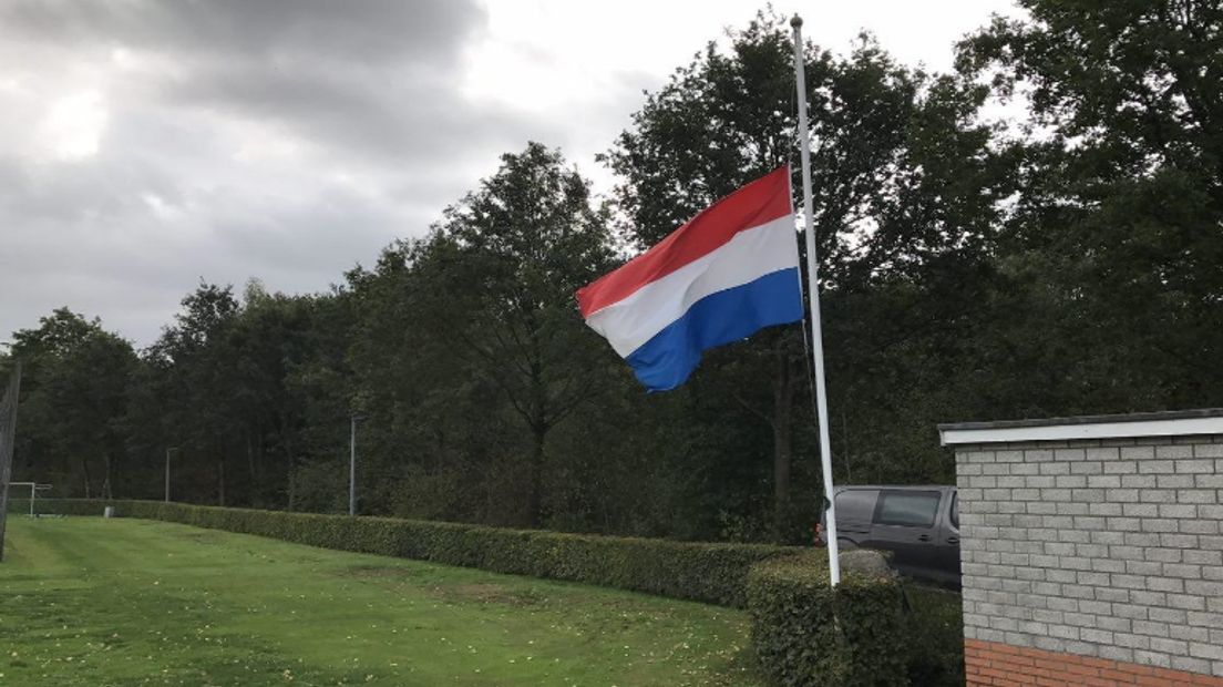 De vlag bij Asser Boys hangt halfstok (Rechten: Matthijs Holtrop/RTV Drenthe)