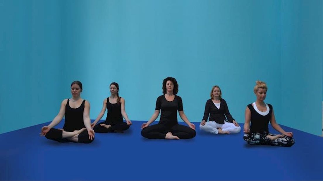Annelien (midden) in betere tijden in haar yogastudio