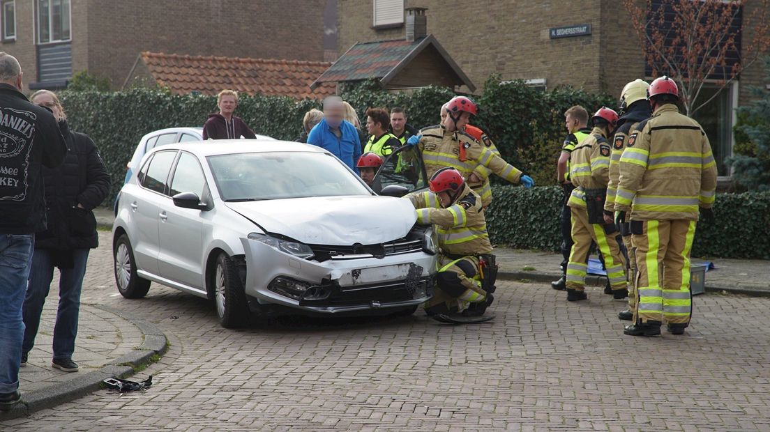 Politie bevrijdt vrouw uit auto na ongeval in Deventer