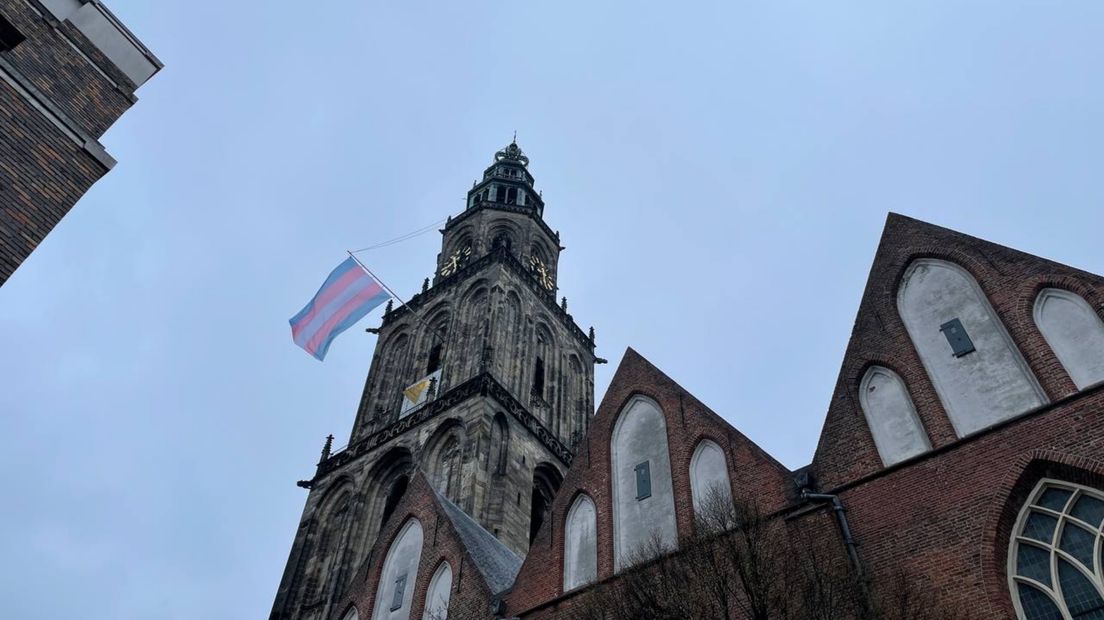 De transgendervlag hangt aan de Martinitoren
