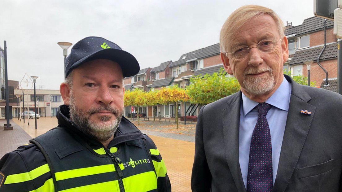 Politiechef Jos Bruining (l) en burgemeester Leendert Klaassen (r)