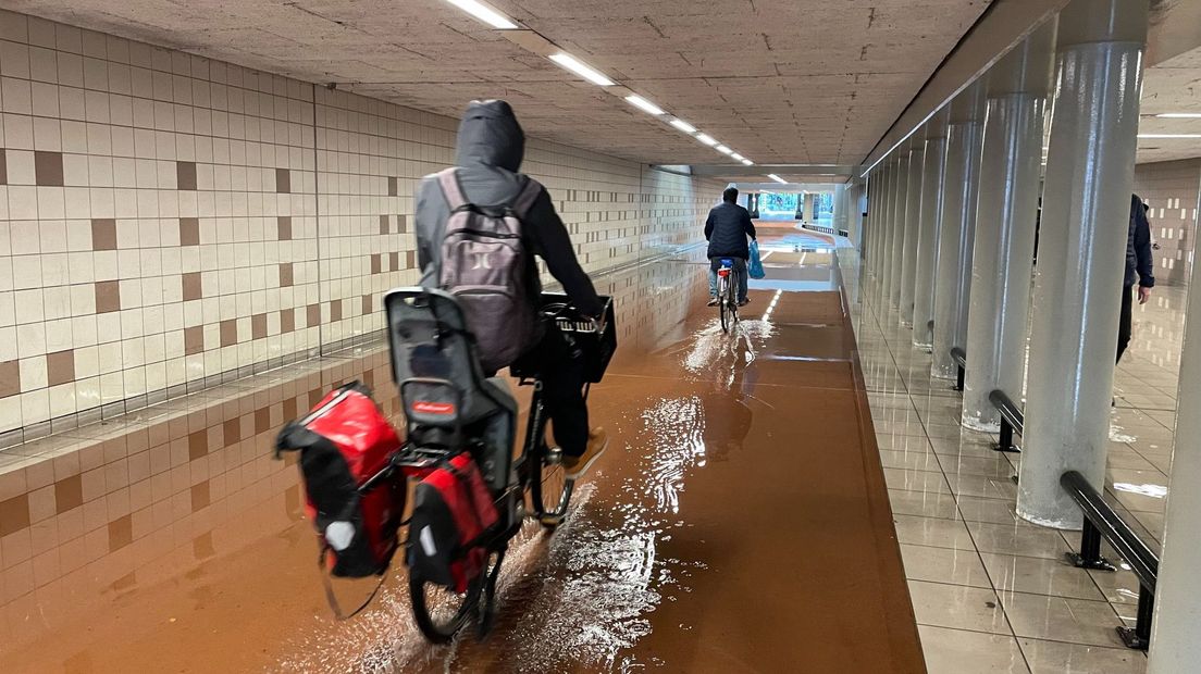 De fietstunnel bij Den Haag HS stond woensdagochtend weer blank