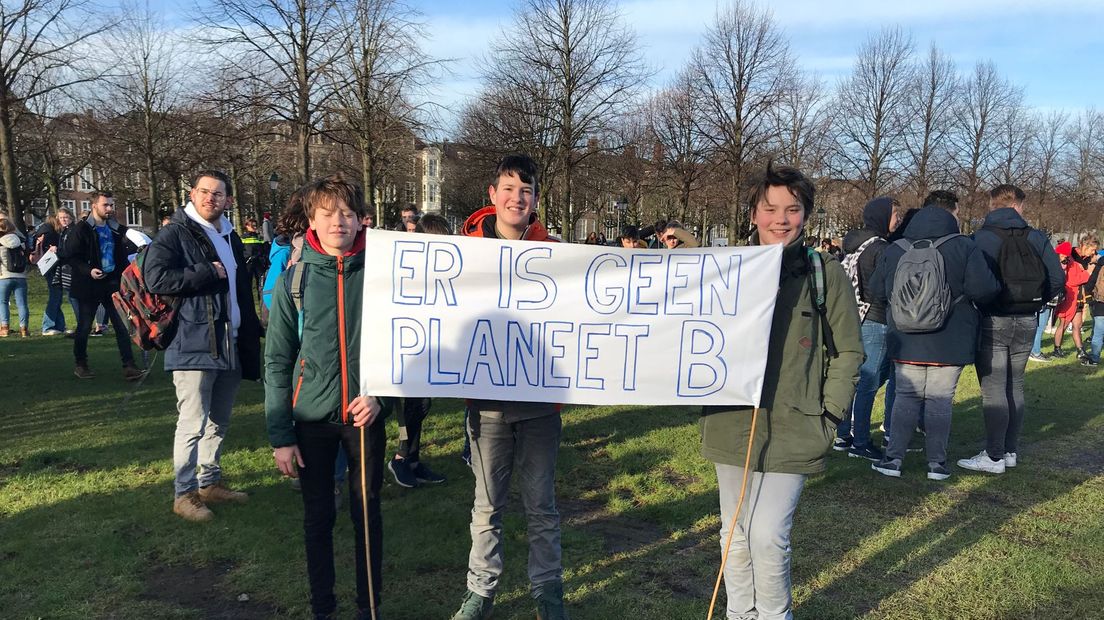 Het Malieveld strooomt langzaam vol met scholieren