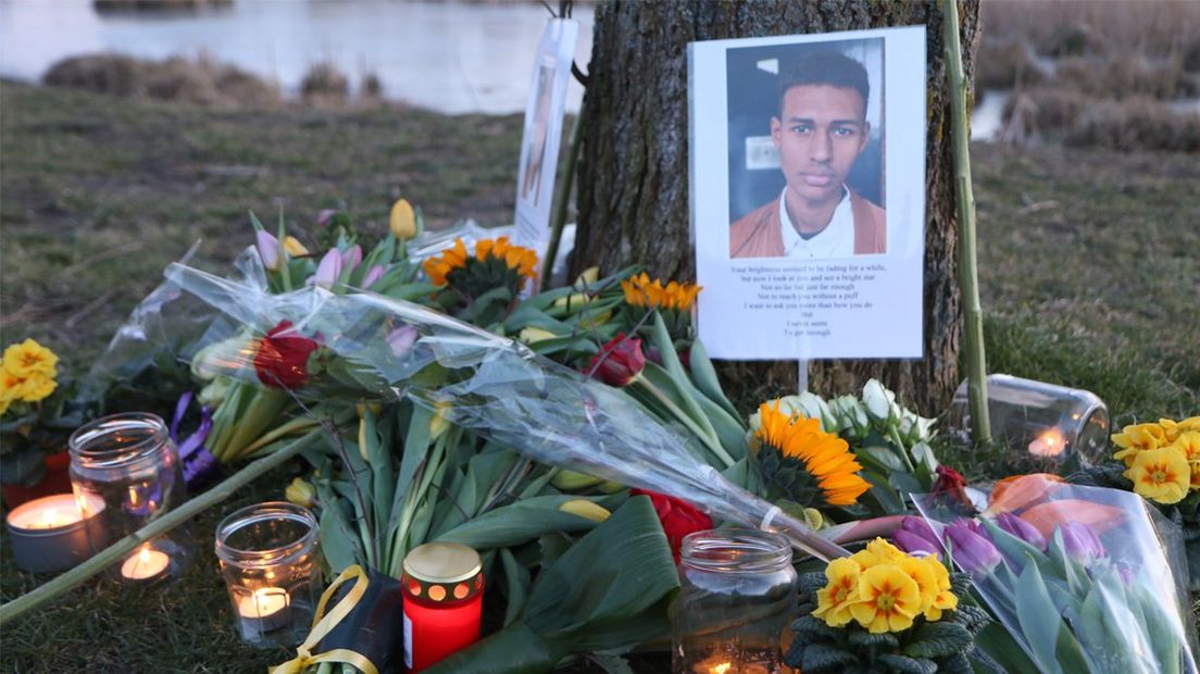 Een bloemenzee bij het Böttgerwater voor de omgekomen Orlando (17)