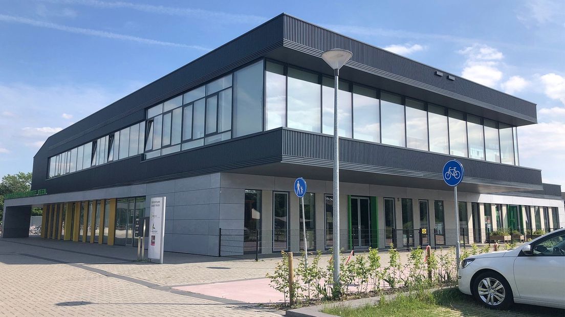 Het gebouw van O.B.S De Veenvlinder en de Mariaschool in Eelde