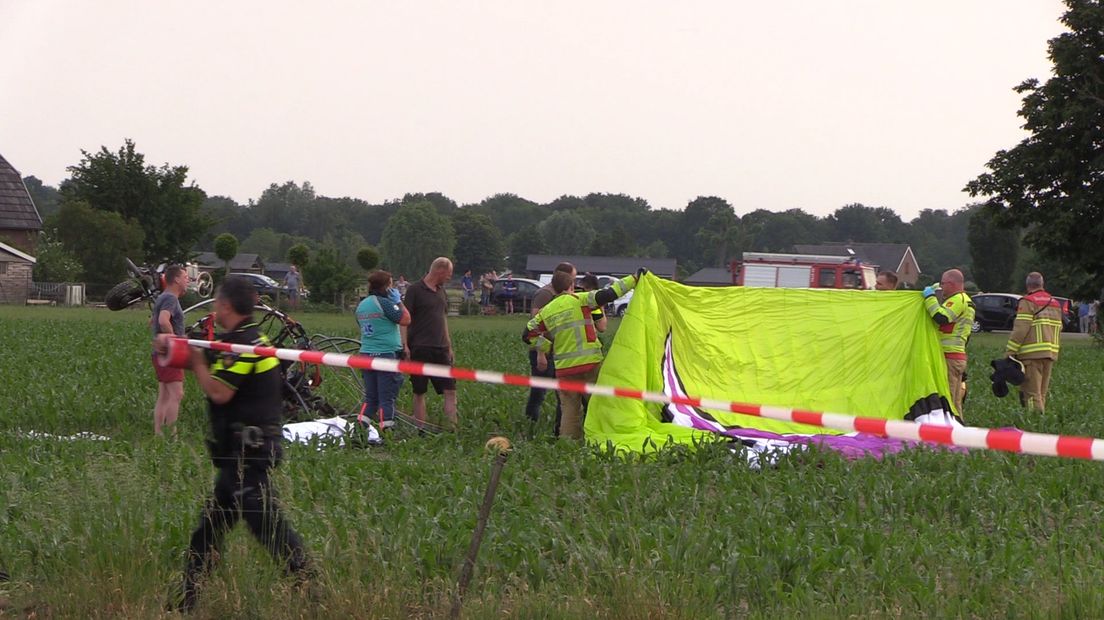Het ongeval in Didam waarbij een 55-jarige man om het leven kwam toen zijn paramotor neerstortte, gebeurde door een noodlottige samenloop van omstandigheden. Dat zegt paramotorinstructeur Jacques Bechthold uit Oosterbeek.
