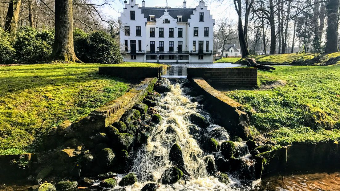 Iedere zondagochtend tussen 7.00 en 10.00 uur struint verslaggever Laurens Tijink door de Gelderse natuur. Deze zondagochtend leidt Gerard Heemskerk, educatief boswachter van Geldersch Landschap en Kastelen, Laurens rond op de witte pauwenburcht: Landgoed Staverden.
