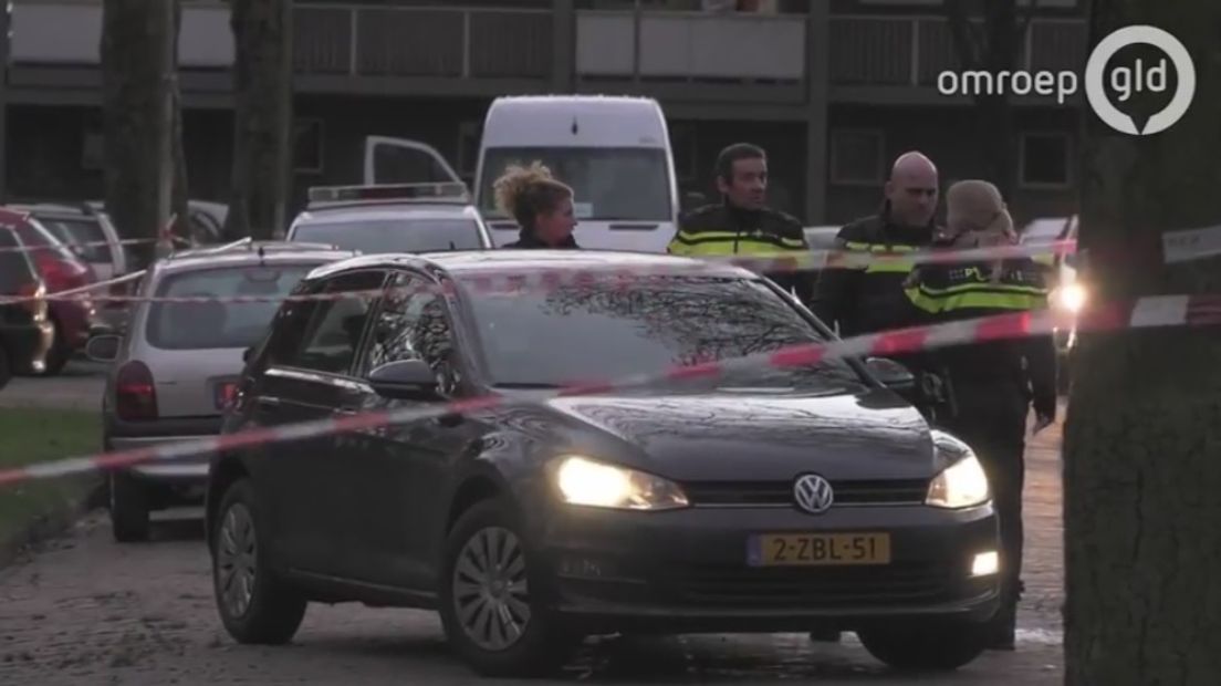 Het lichaam dat woensdag gevonden werd bij een speeltuin in de Engelenburgstraat in Arnhem, is dat van een vrouw van 68 jaar uit die stad. De omgeving bij de speeltuin is afgezet met hekken, als vervanging voor het rood-witte politielint. De recherche doet onderzoek.