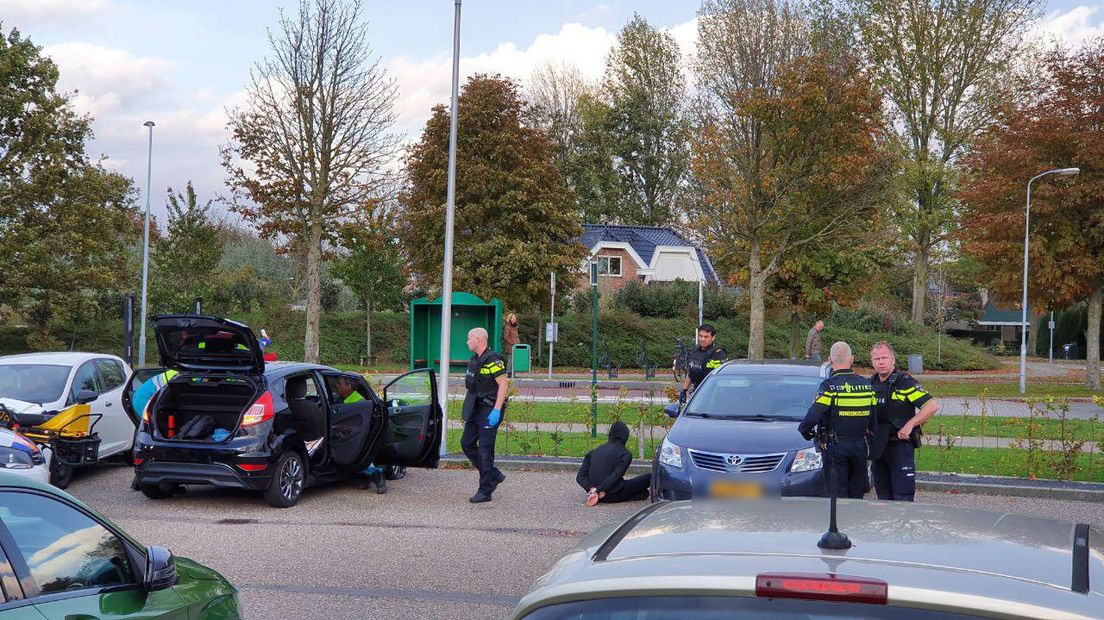 In Nijmegen en Beuningen zijn twee mensen gewond geraakt. In Nijmegen werd geschoten, kort daarna was er in Beuningen een steekpartij. De locaties liggen dicht bij elkaar, de politie onderzoekt of en op welke manier de twee zaken verband houden.