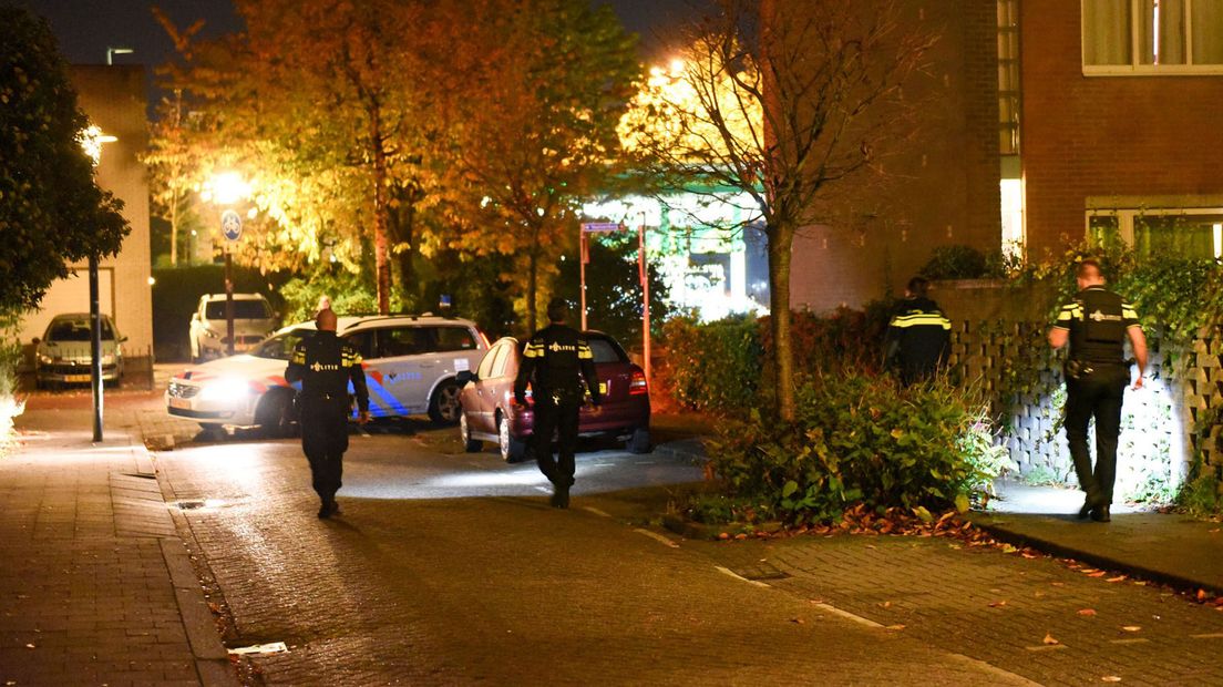 Agenten in steekwerende vesten.