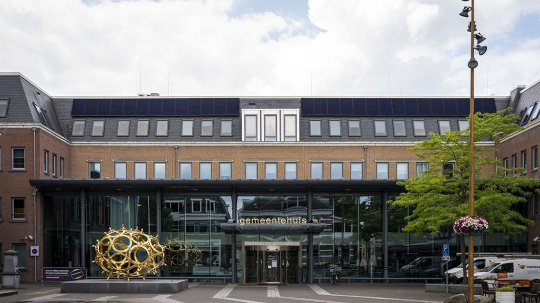 Het gemeentehuis van Barneveld met rechts vooraan kunstwerk 'Ei 2011'.